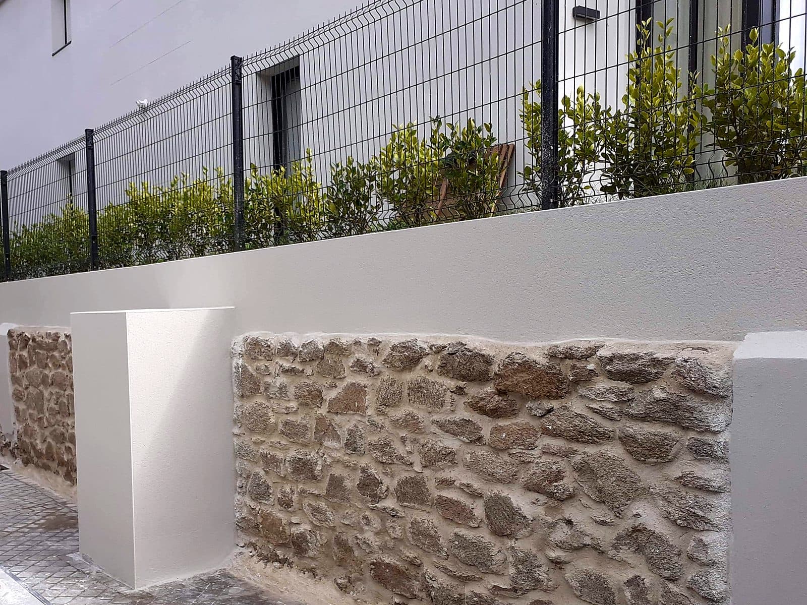 Mur en pierre apparente et murs enduits réalisés par Ambiance Extérieure sur la presqu'île guérandaise