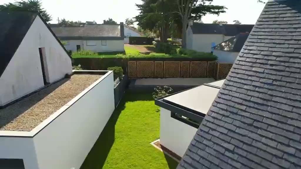 Vue aérienne d'un jardin aménagé par Ambiance Extérieure : terrasse, clôture, gazon et massifs sur la presqu'île guérandaise